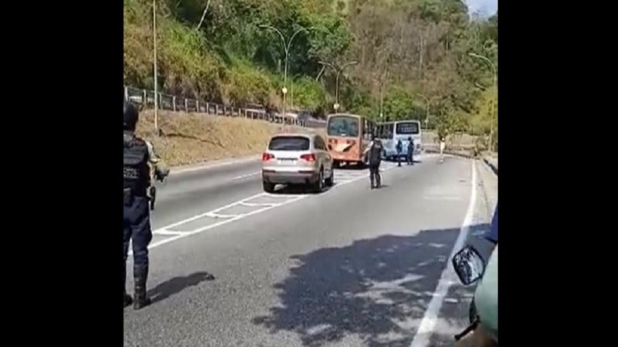 
				Escaparon 10 beneficiados de la Misión Negra Hipólita tras averiarse bus de traslado			