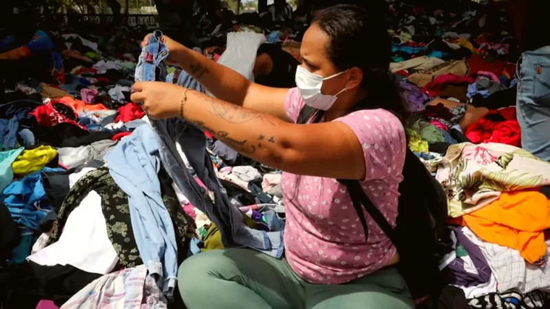 Hallan ropa y calzado abandonados en avenida de La Guaira
