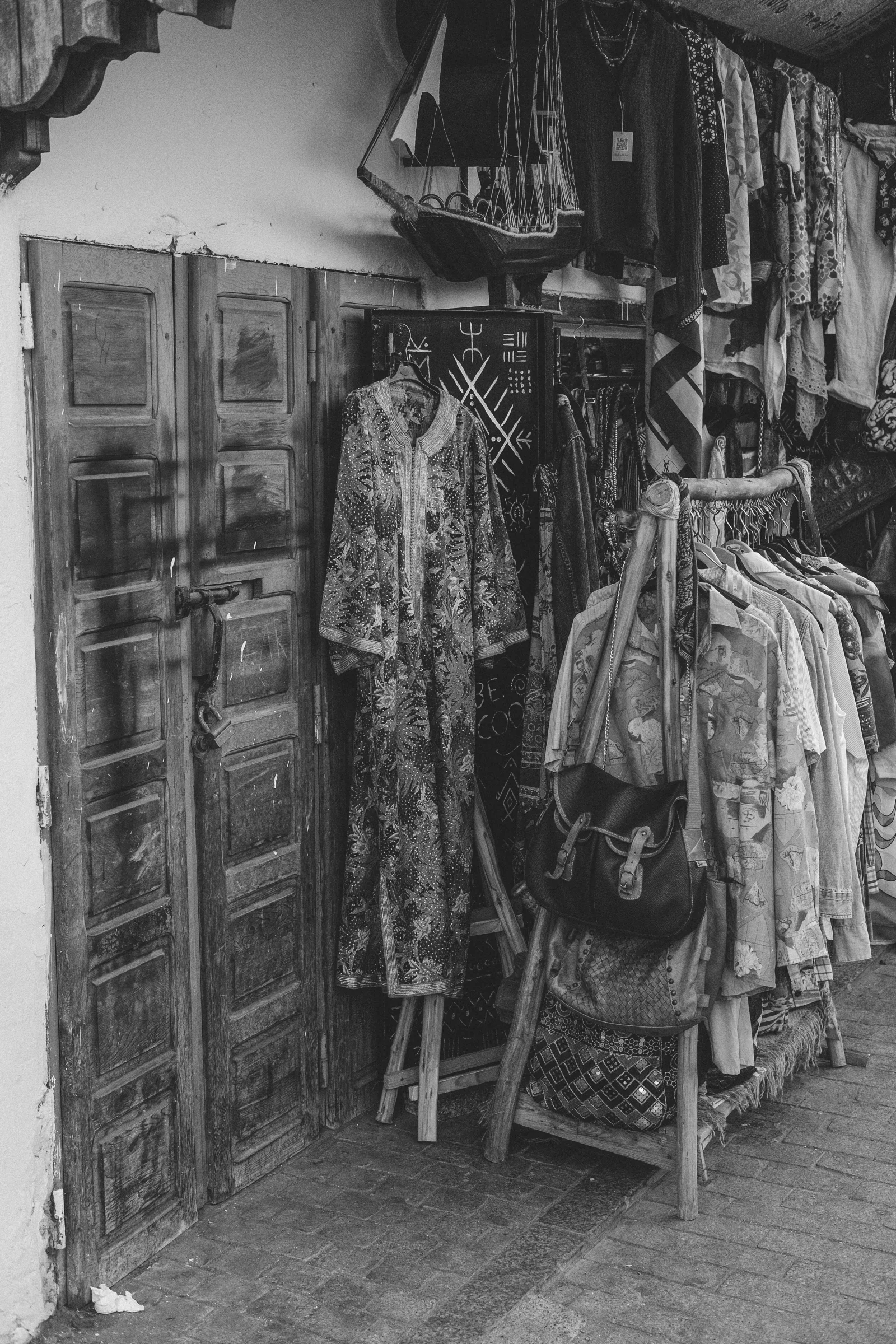 Imagen en blanco y negro de prendas tradicionales en un zoco de Rabat. Estética vintage.