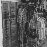 Imagen en blanco y negro de prendas tradicionales en un zoco de Rabat. Estética vintage.