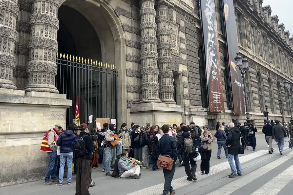 Estudiantes bloquean el Louvre en apoyo a protestas
