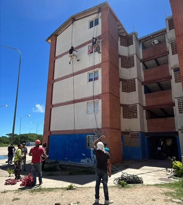 Avanzan reparaciones de viviendas en Puerto Cabello y Mora