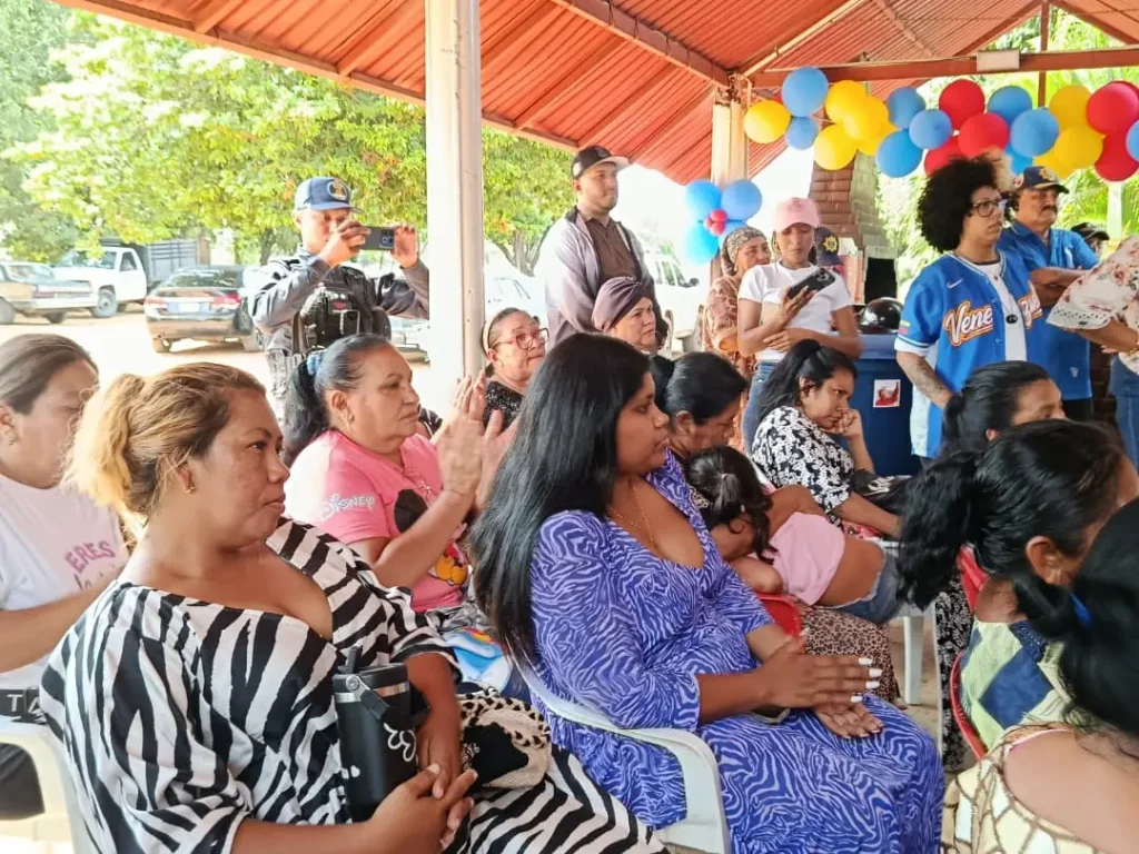Entregan láminas y tanques a familias wayuu en Maracaibo