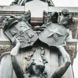 Una estatua de una mujer sosteniendo un escudo