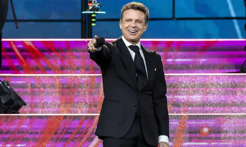 Luis Miguel regresa a México tras salir de un hospital en Nueva York
