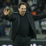 Pumas honra a Hugo Sánchez en CU por su debut hace 50 años