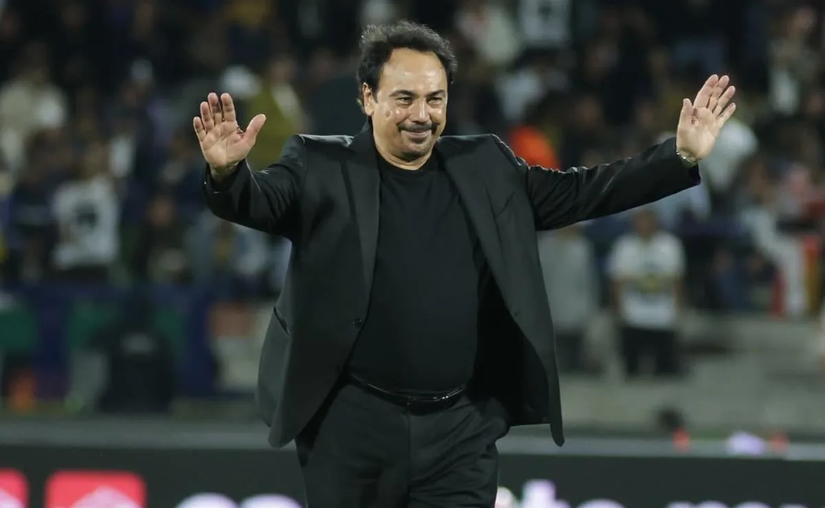 Pumas honra a Hugo Sánchez en CU por su debut hace 50 años