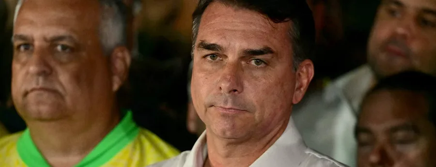 Flávio Bolsonaro sale de Brasil tras el revés electoral