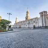 Espectacular vista de la Basílica Catedral de Arequipa bajo un cielo despejado, que destaca su arquitectura.