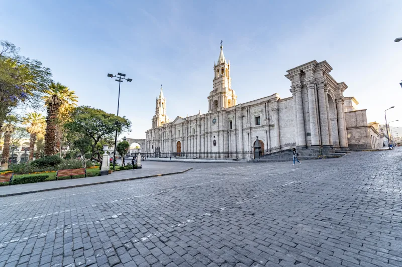 Espectacular vista de la Basílica Catedral de Arequipa bajo un cielo despejado, que destaca su arquitectura.