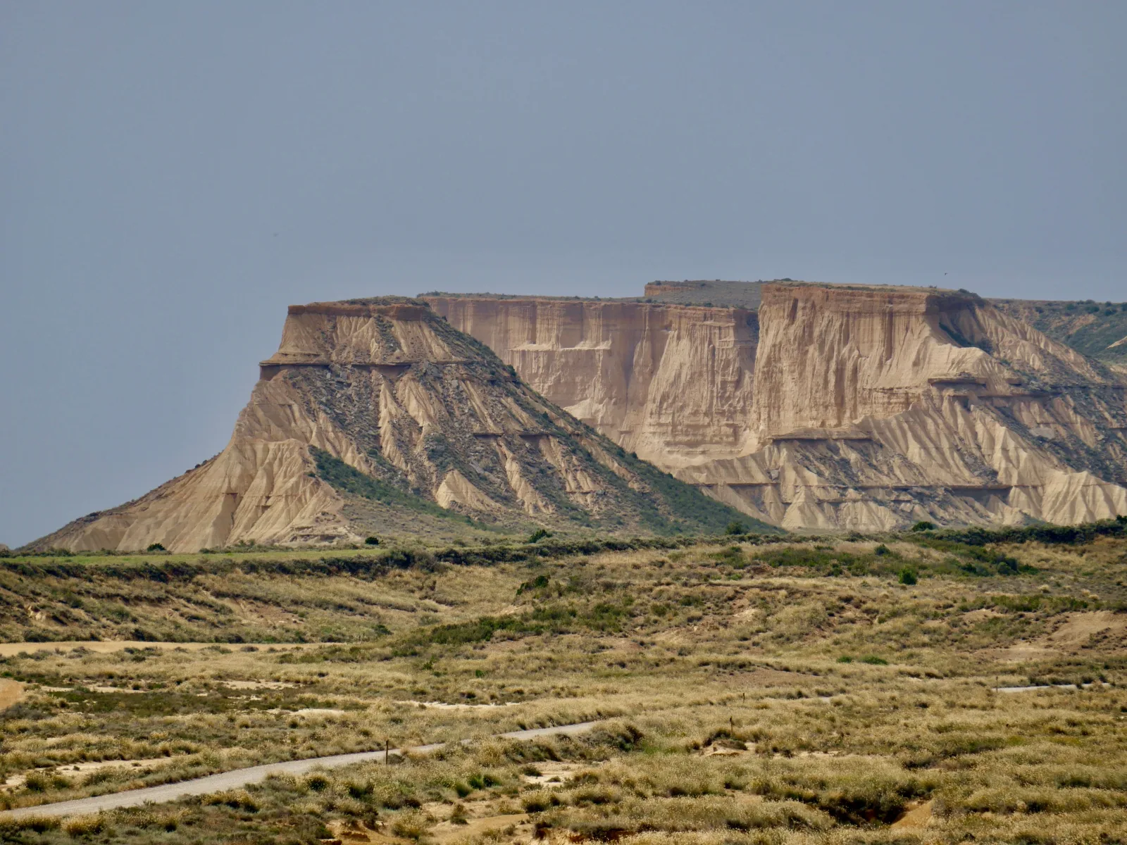 Hermosa vista de las impresionantes formaciones rocosas de las Bardenas Reales, Navarra, España.