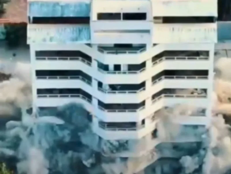 Implosionan Residencias Medusa en Caraballeda por daños sísmicos