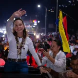 Machado vuelve al país y reacomoda la presión sobre la transición