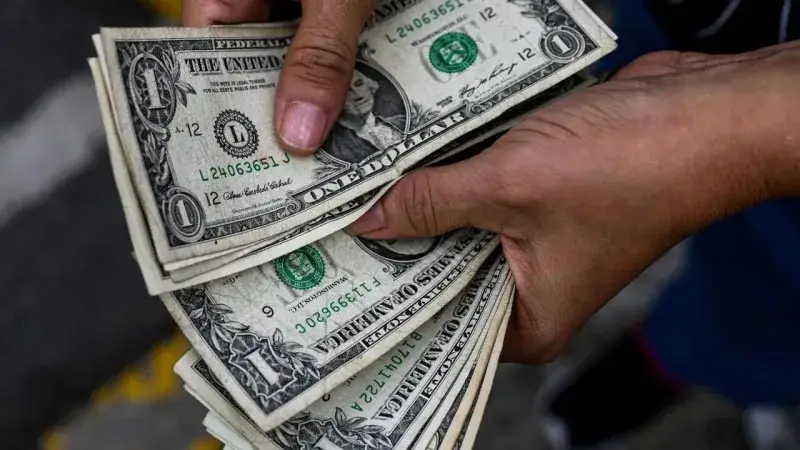 Aceleración del dólar oficial en julio presiona salarios e inflación