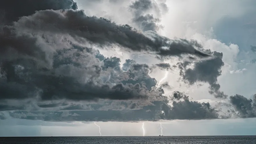 Tormentas dejan un muerto y miles sin luz en Europa