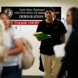 Tribunal federal frena multas diarias a migrantes en EE UU