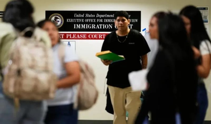 Tribunal federal frena multas diarias a migrantes en EE UU