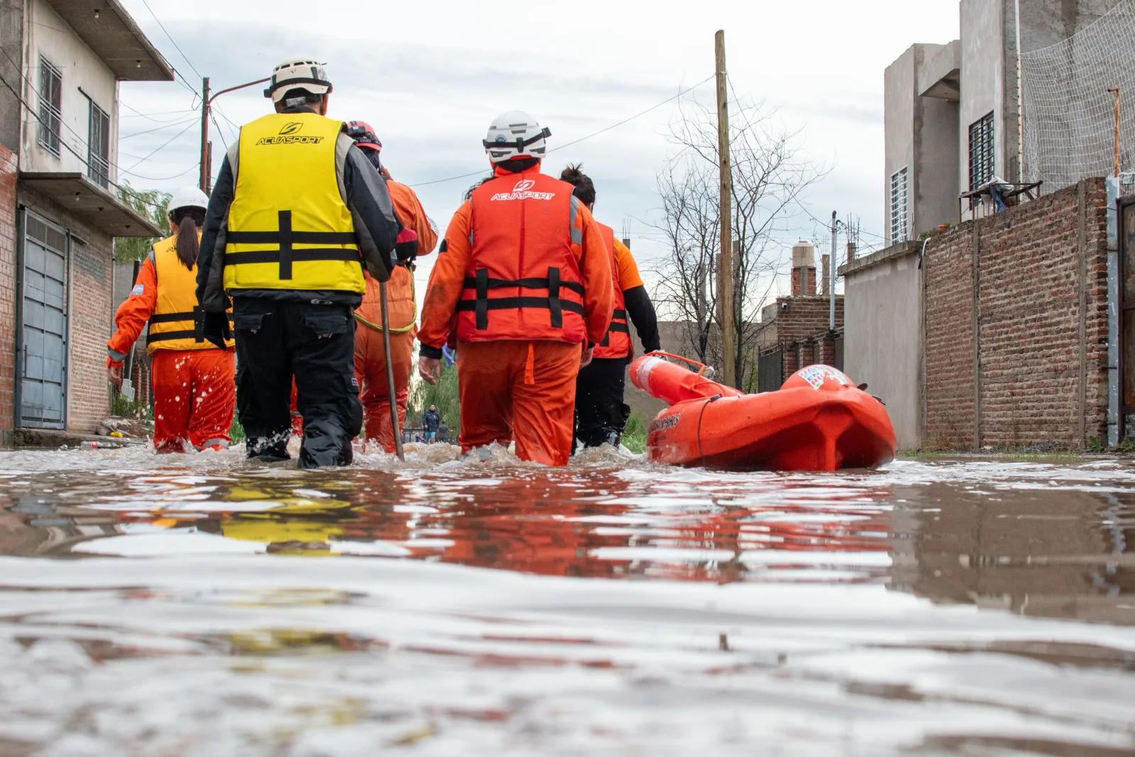 Equipo de rescate en acción durante las inundaciones en Buenos Aires, prestando ayuda en los barrios afectados.