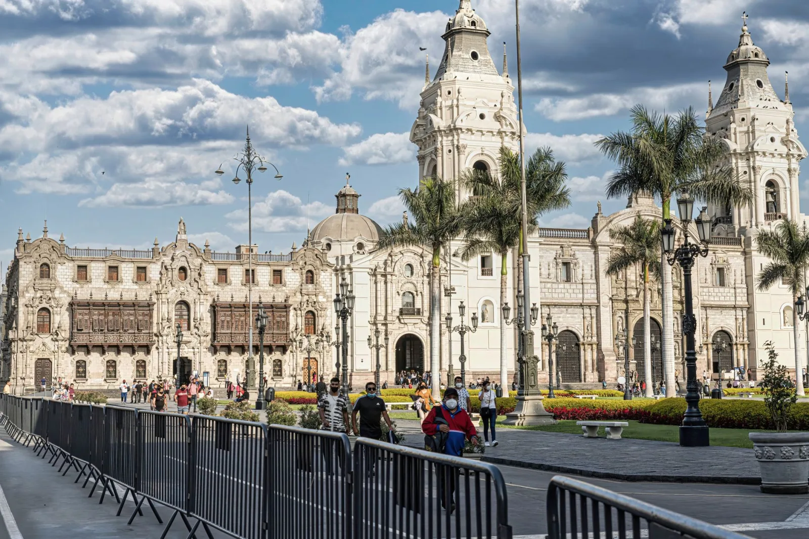 La concurrida Plaza Mayor de Lima, donde destaca la histórica Catedral de Lima bajo un cielo azul.
