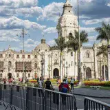La concurrida Plaza Mayor de Lima, donde destaca la histórica Catedral de Lima bajo un cielo azul.
