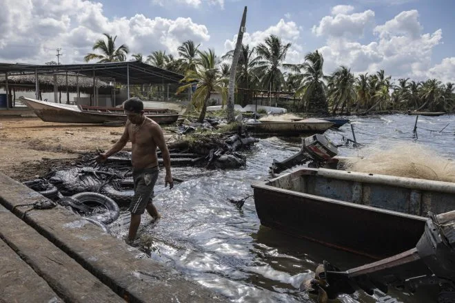 Derrames petroleros asfixian la pesca artesanal en el Zulia