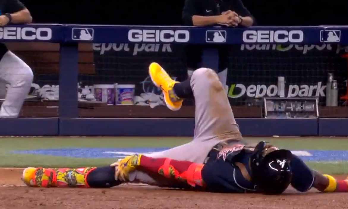 Acuña Jr. abandona encuentro ante Marlins tras fuerte pelotazo