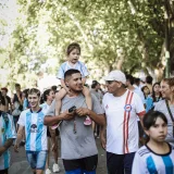 Multitud alegre celebrando al aire libre en Buenos Aires, Argentina.