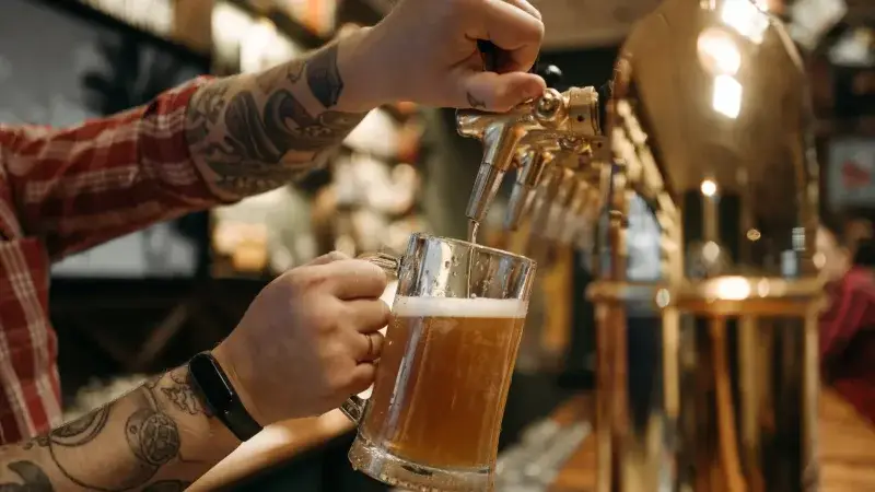 La OCU detecta poco limón y más calorías de lo que parece en las cervezas con limón