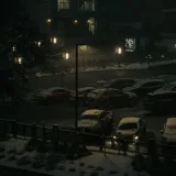 Autos cubiertos de nieve estacionados de noche en el estacionamiento de la Universidad MSOE de Milwaukee.