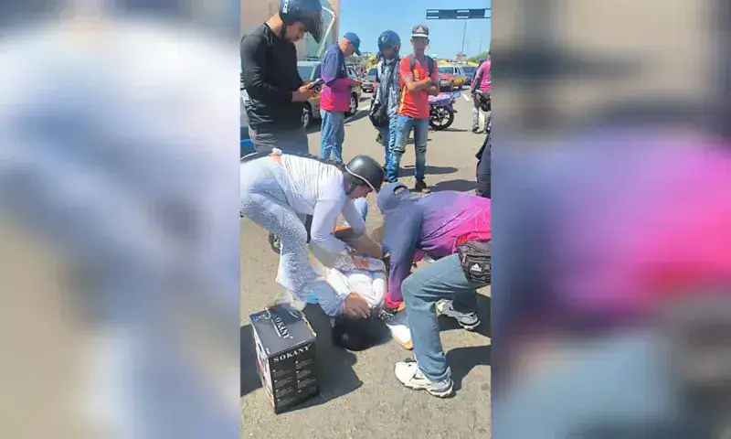 Mujer resulta herida al ser impactada por una moto cerca del paso peatonal entre Cima y Gran Bazar