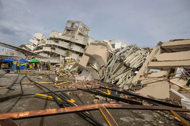 Decenas de edificios colapsan en La Guaira tras terremotos