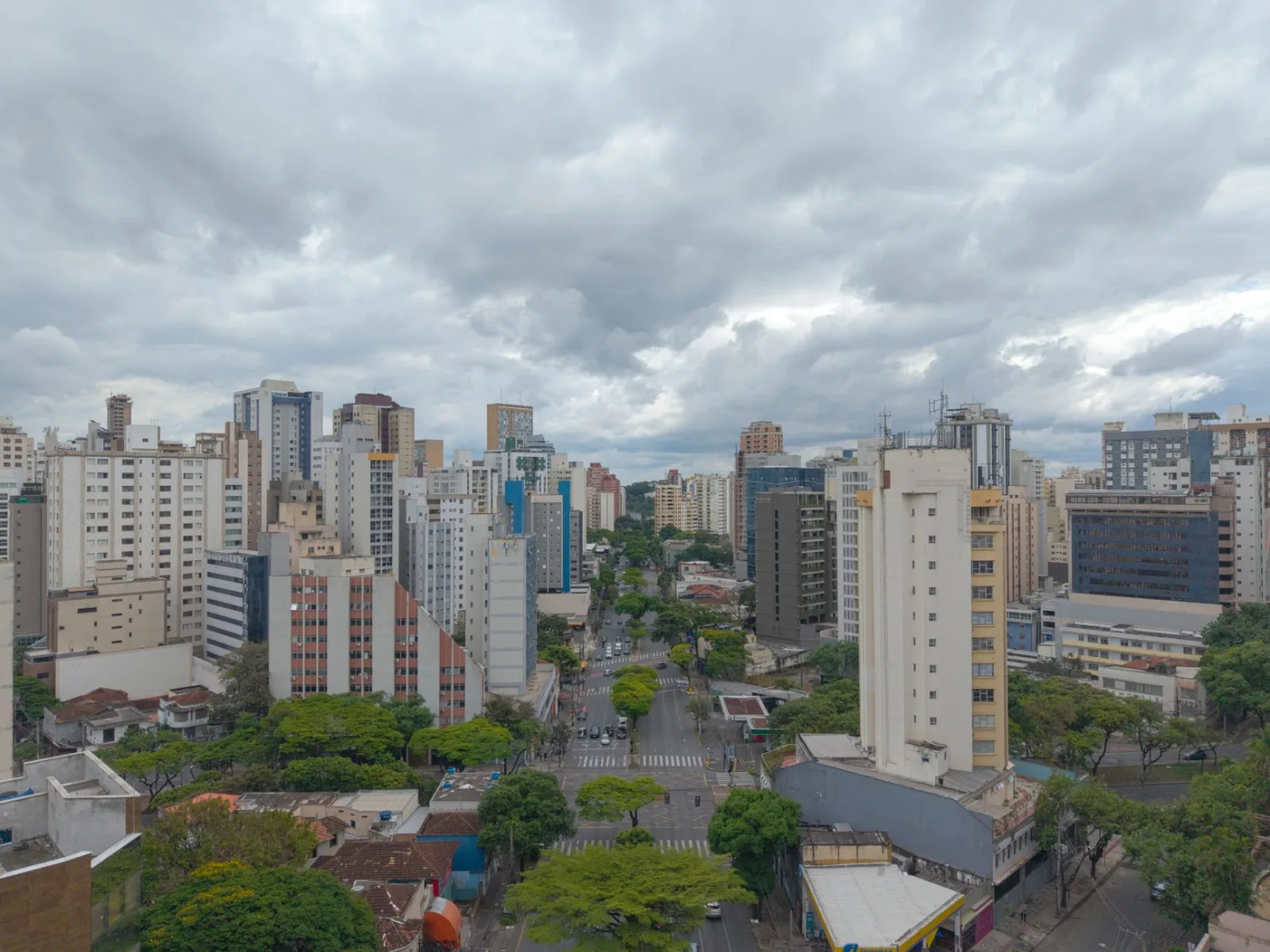 Vista del horizonte de Belo Horizonte, Brasil, con edificios altos y cielos nublados.