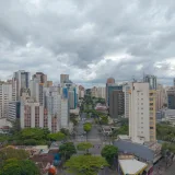 Vista del horizonte de Belo Horizonte, Brasil, con edificios altos y cielos nublados.