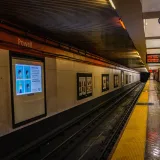 Plataforma vacía del metro en la estación BART de Powell Street en San Francisco.